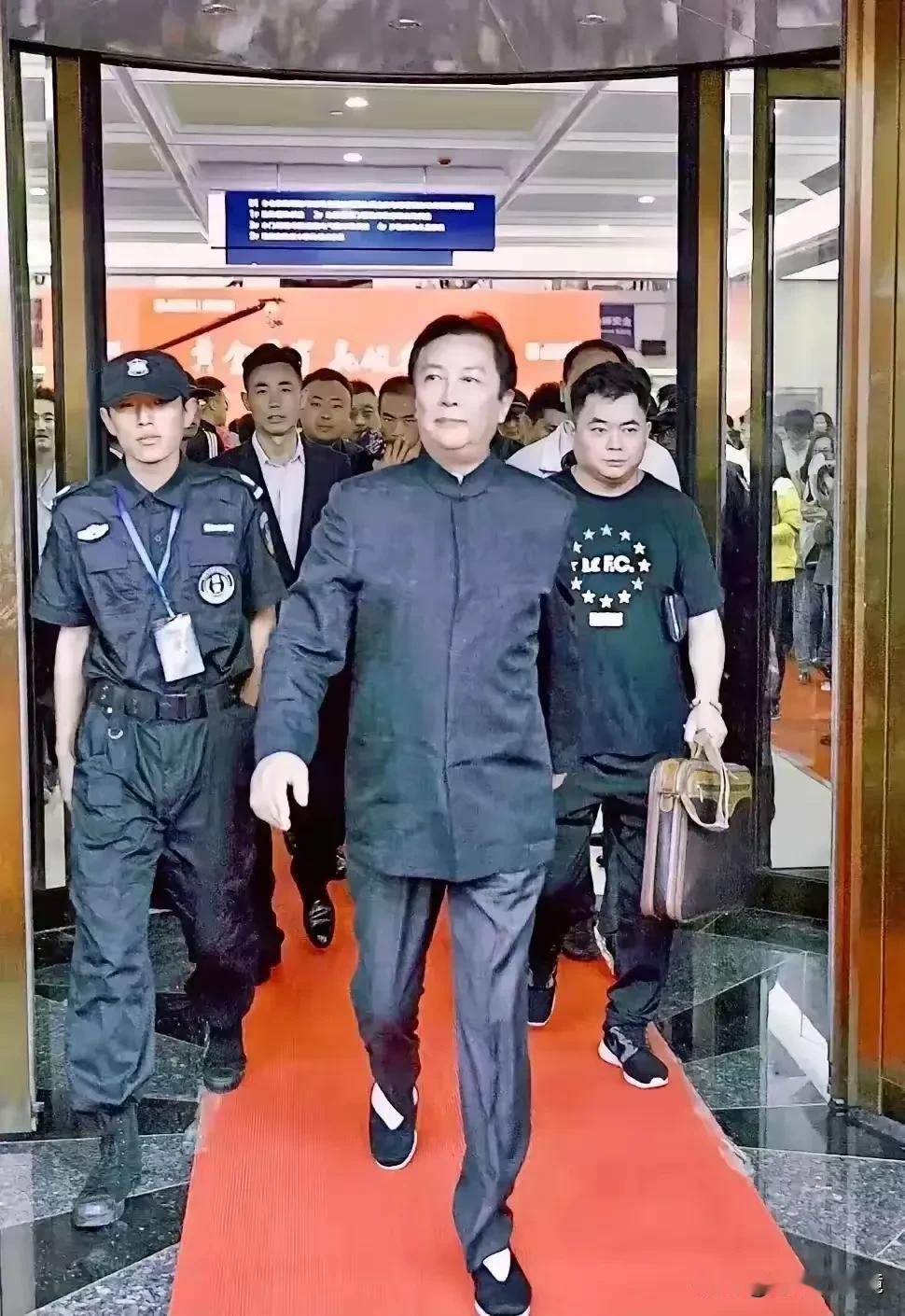 照片中这两个男艺人的步伐，有很多雷同之处啊。
这姿势，这气势，实在是让人不知道该