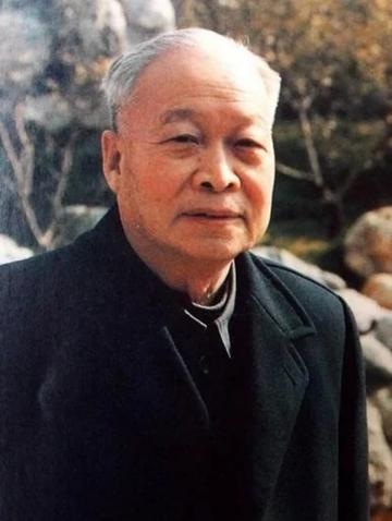 在中国，我不信会有人望见钱三强先生的身影时，不愿献上一束致敬的花，不愿留下一份赤