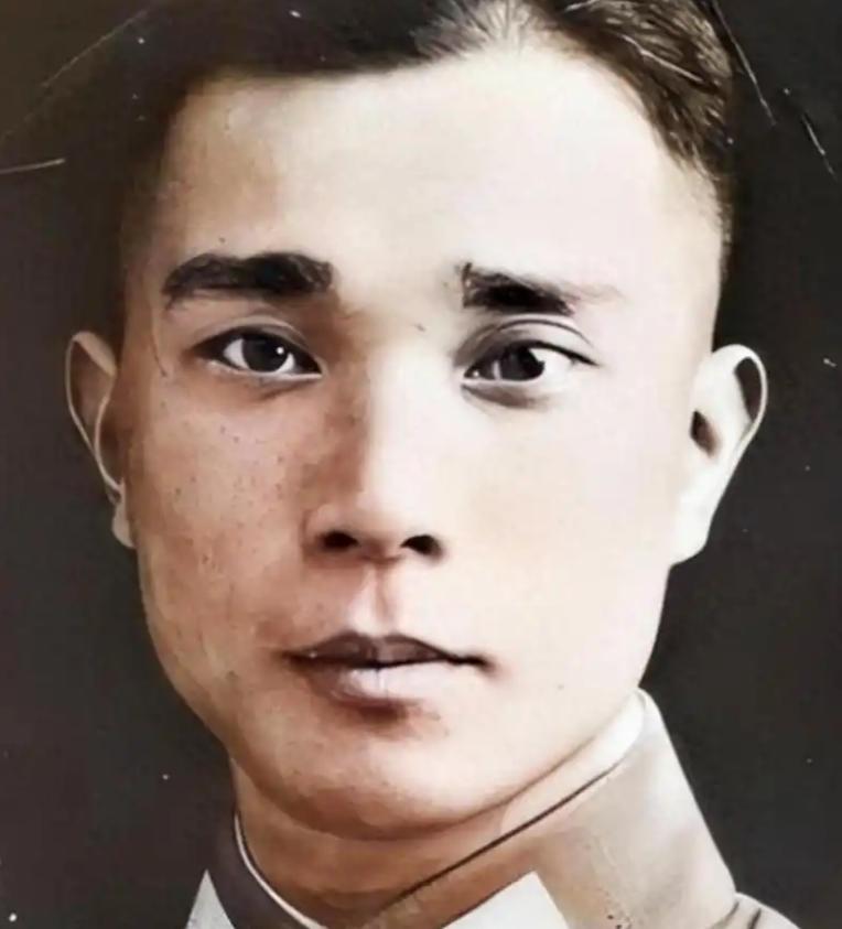 1949年，手握三十万大军命脉的黄埔一期生李默庵，捏着保密局的绝密名单，反手挖了