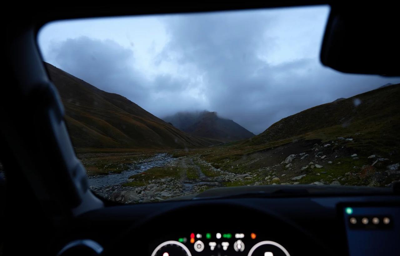 巴音布鲁克临时起意
进到深处阴天起雾加小雨，氛围拉满了
自驾探索编辑部 巴音布鲁