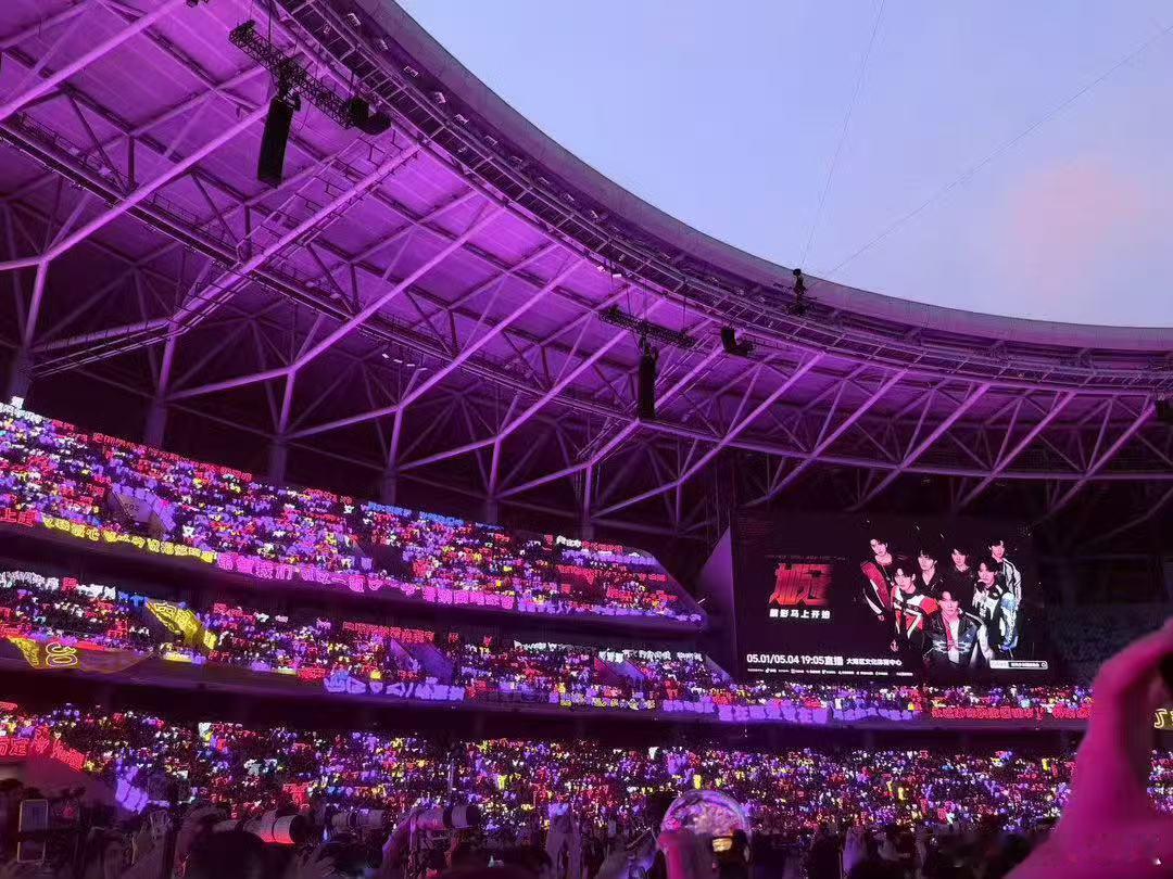 马嘉祺粉丝染紫了半个场馆 演唱会现场最亮眼的风景，莫过于马嘉祺粉丝染紫半个场馆，