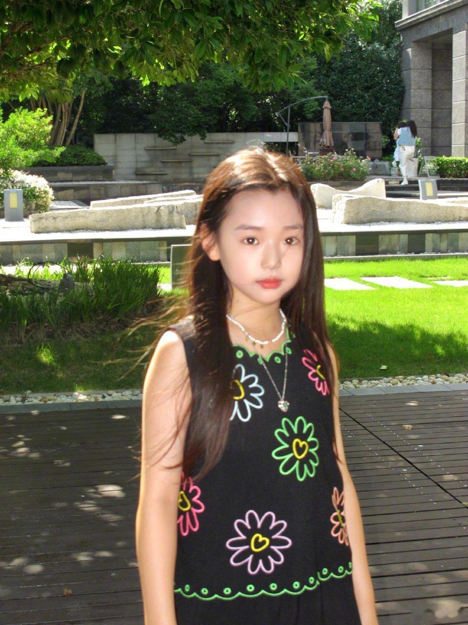 我天董璇女儿小酒窝好漂亮啊[捂嘴哭]  这么完美继承到妈妈基因的星二代不多见了[