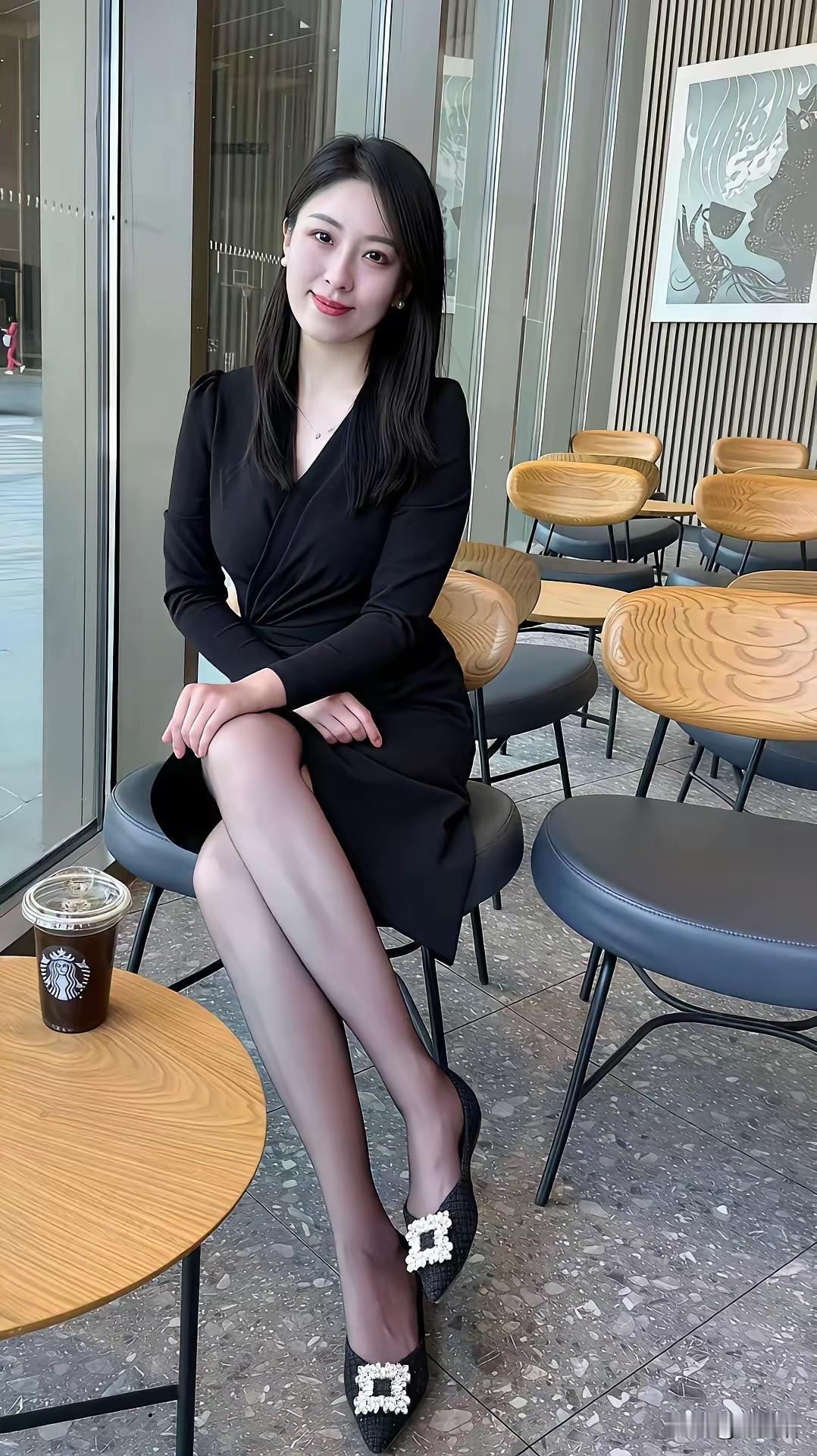 谁能想到枣庄李主任摘下口罩后，颜值气质直接惊艳全网！
平日里大家只留意到她干练沉