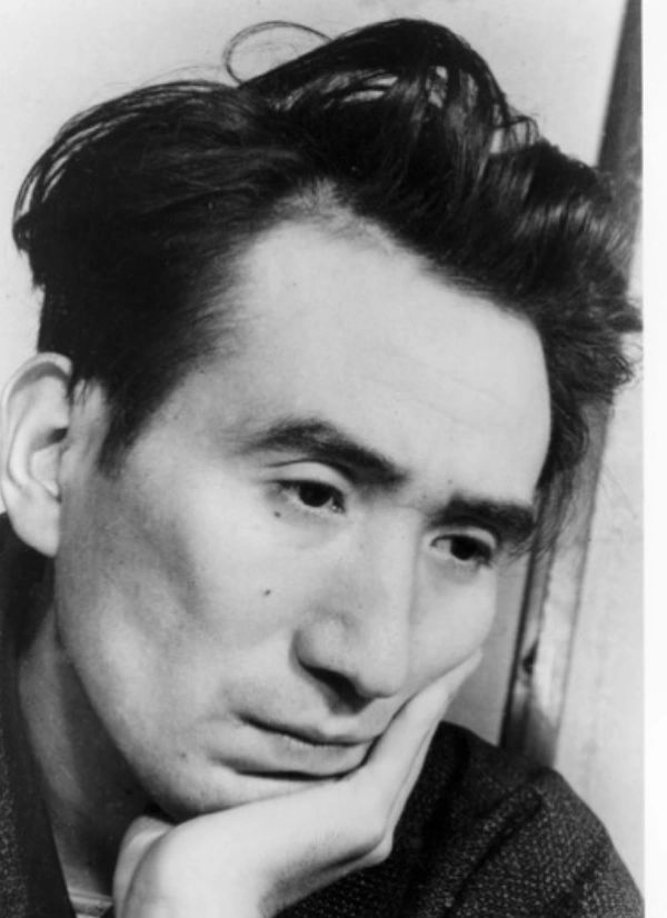 1948年，太宰治和他的情人在玉川河自杀身亡。
太宰治39年的短暂人生中，曾有过...
