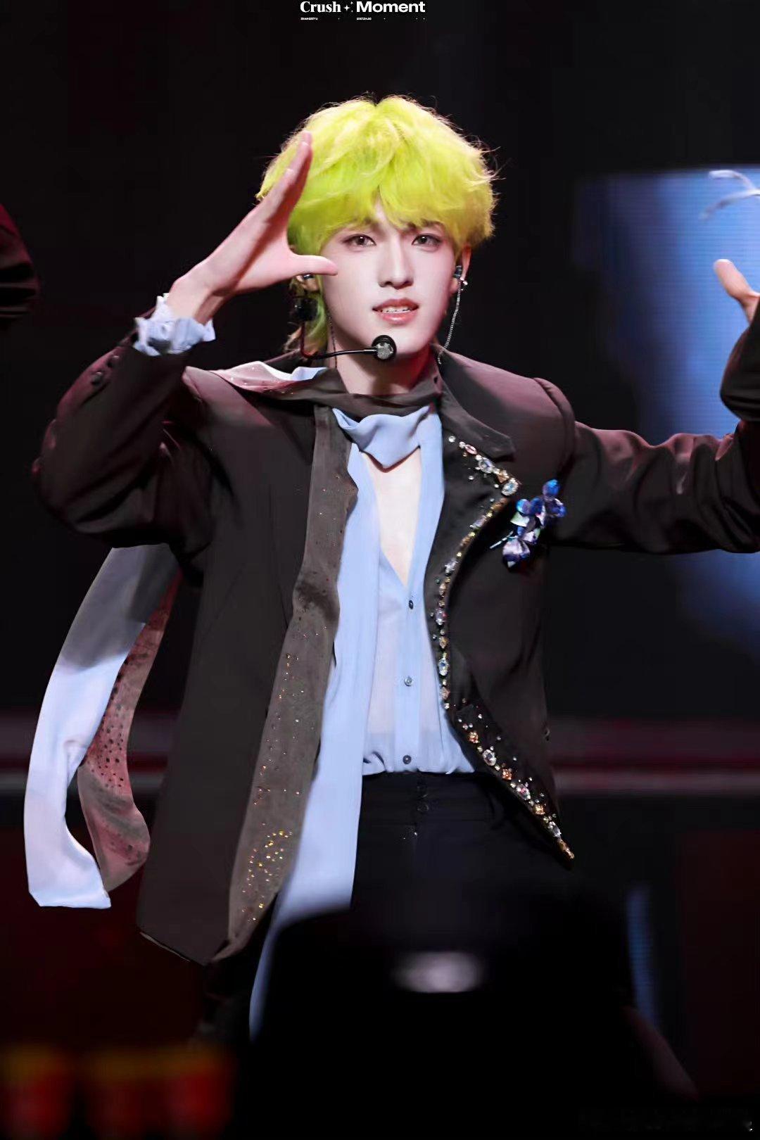 张泽禹荧光绿发色张泽禹绿发 没想到张泽禹染荧光绿这么好看，鲜亮但不突兀，跟他的舞