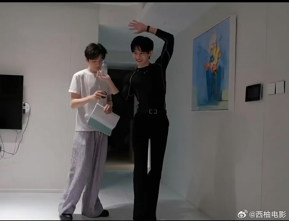 云旗模仿徐冬冬椰树姿势哈哈哈哈哈哈哈哈哈云旗动作有点子生硬呢 