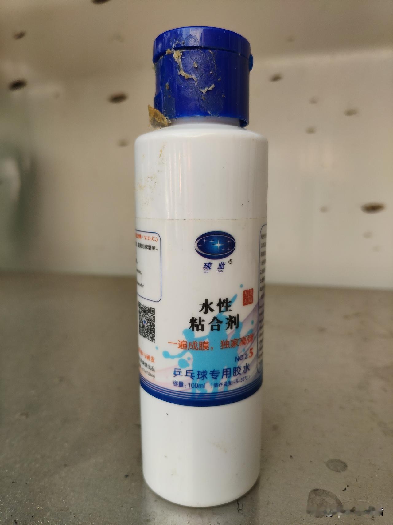 没想到胶水放一段时间会有鱼腥味，猫咪闻到狂喜，我打开胶水一瞬间它冲进来想吃。
事