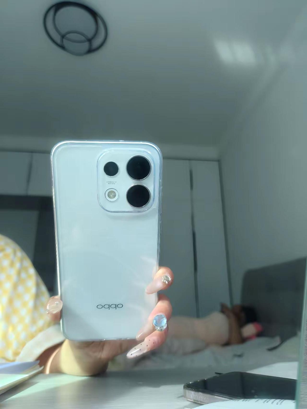 让每个10倍 OPPO Reno为你疯狂手机 好看的不只是手机 美甲