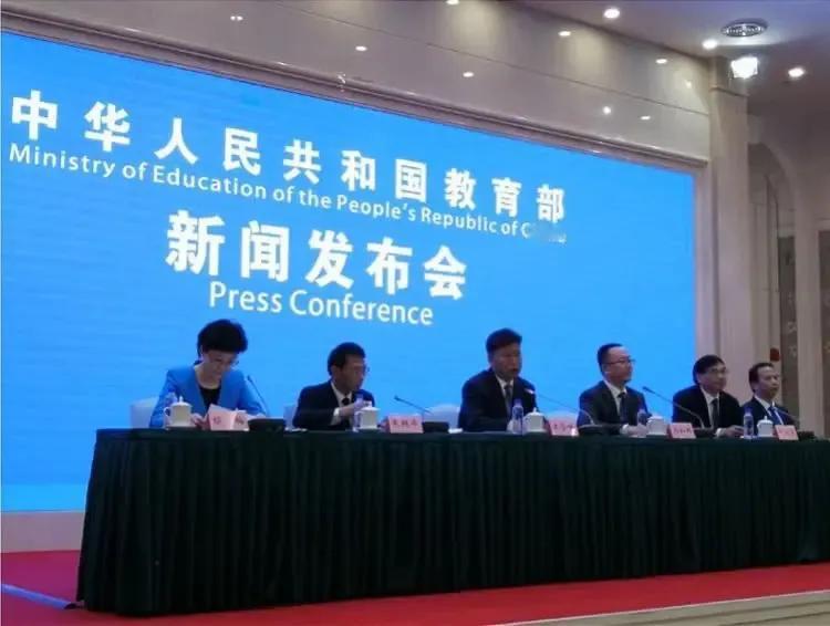 在教育领域，自我反思是提升教学质量的重要途径。作为一名教师，我深知教学不仅仅是知