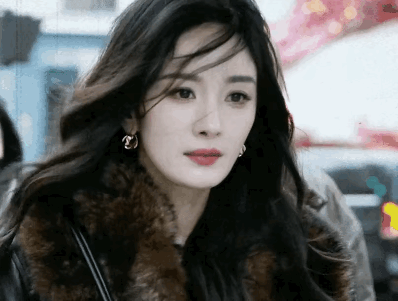 杨幂变单身后越来越美，戒色就是最好的美容秘方。她的颜值和身材一直都可以冲上热搜，