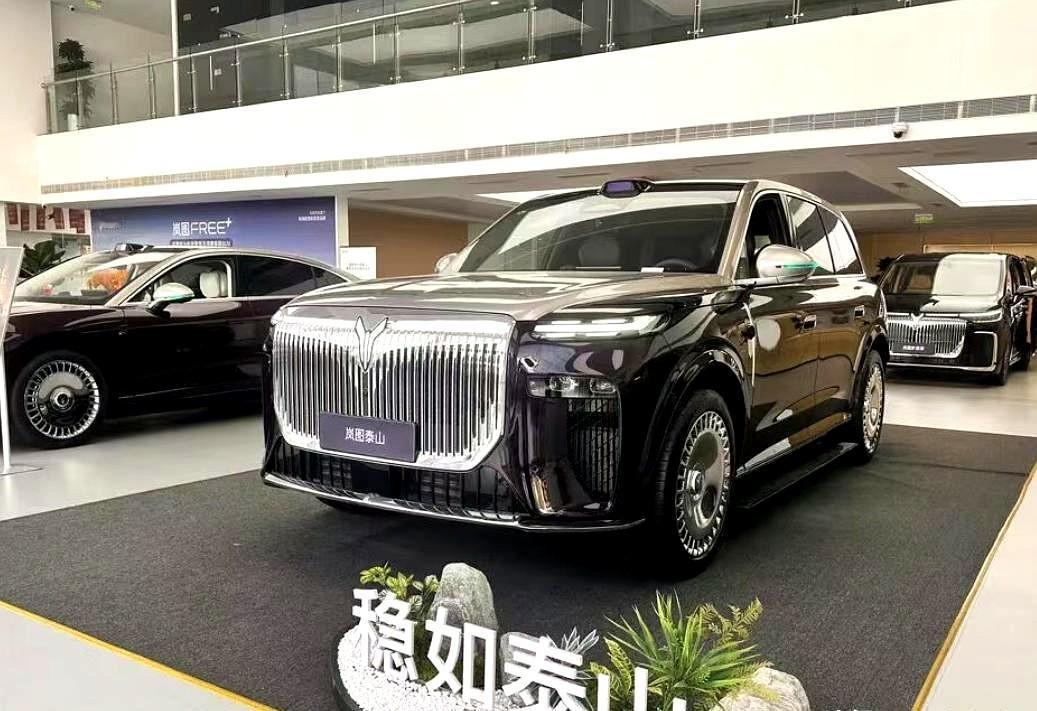 2025年11月18日，岚图汽车旗下全新旗舰SUV——岚图泰山耀世登场。
官方指