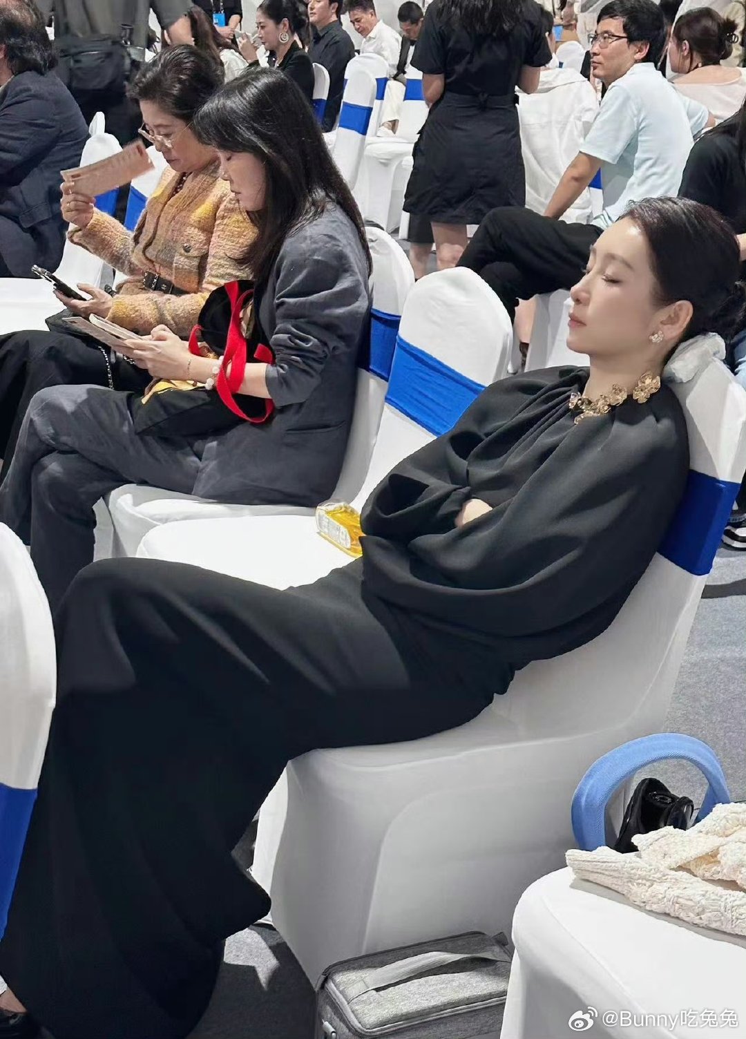秦海璐今天保证不睡着 镜头前优雅大方的秦海璐，私下风趣又可爱，发文说今天保证不睡