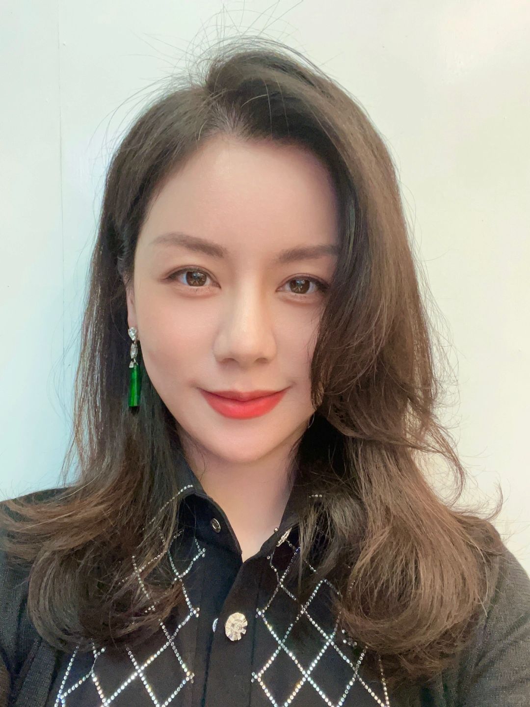小时候总想把头发梳成大人模样，长大后才发