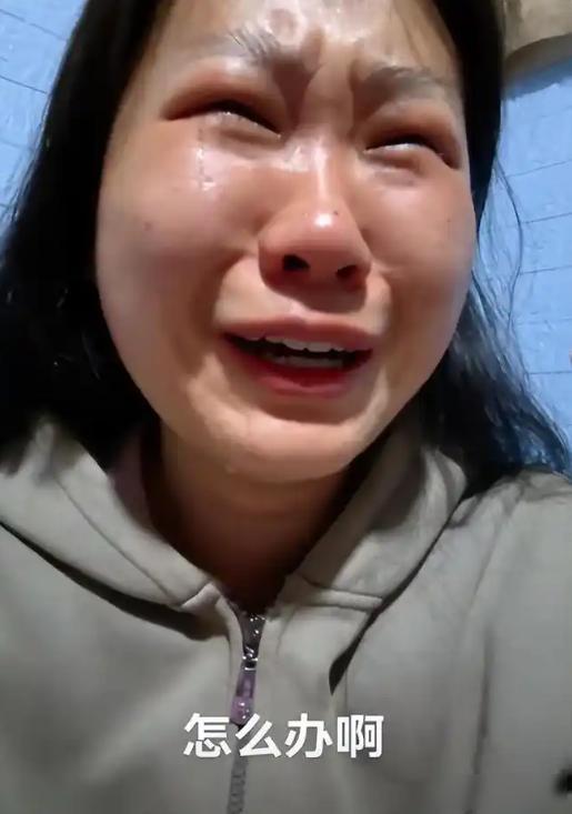 一件羽绒服撕裂的亲情：“不买就滚”的背后，是两代人的价值观鸿沟
 
2025年1