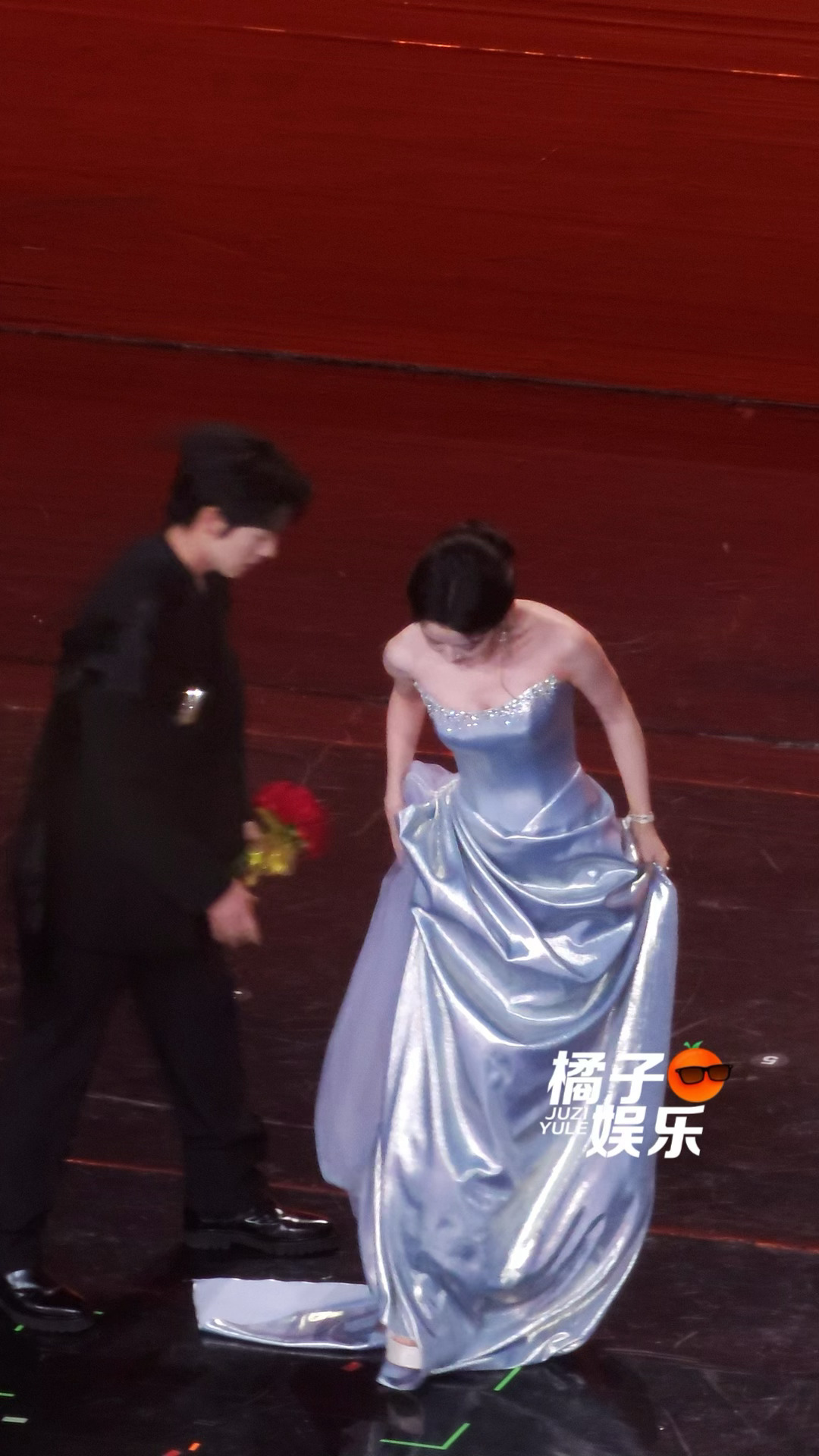 曾辉帮韩雨彤提裙摆中……真情侣这个大大方方[流鼻血]曾辉帮韩雨彤提裙摆 ​​​