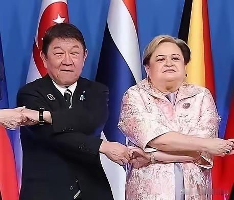 当日本外长遇见菲律宾外长：一个暗自窃喜，他在窃喜什么呢？一个若有所思，她又在思虑