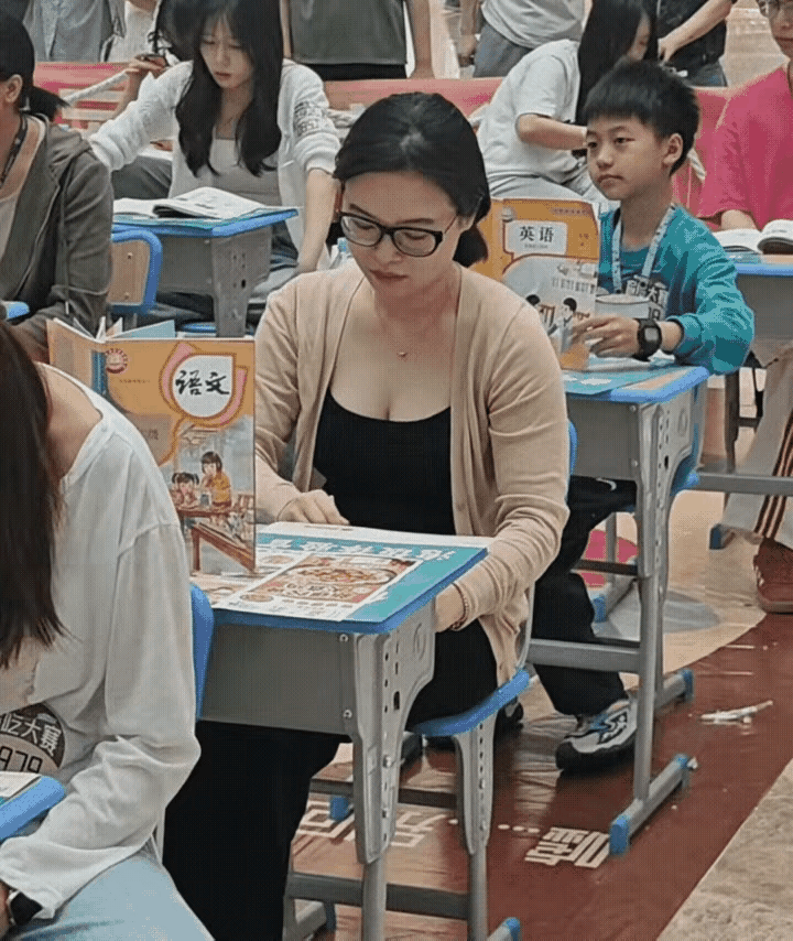 真不知道是谁脑洞这么大，能想出这种离谱活动，属实有点太颠了。打着复刻童年回忆的旗