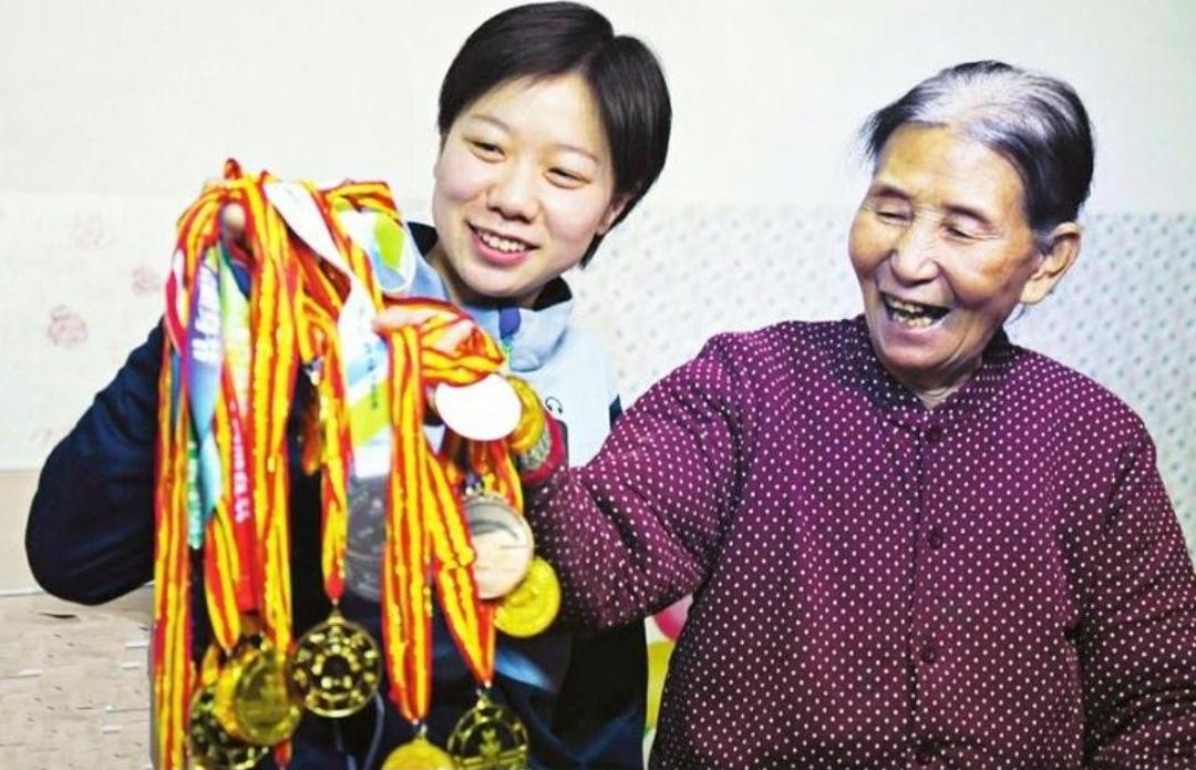 她功成名就了，遗弃了她的父母想认她，她婉然拒绝，而与收养她的奶奶不离不弃，悉心照