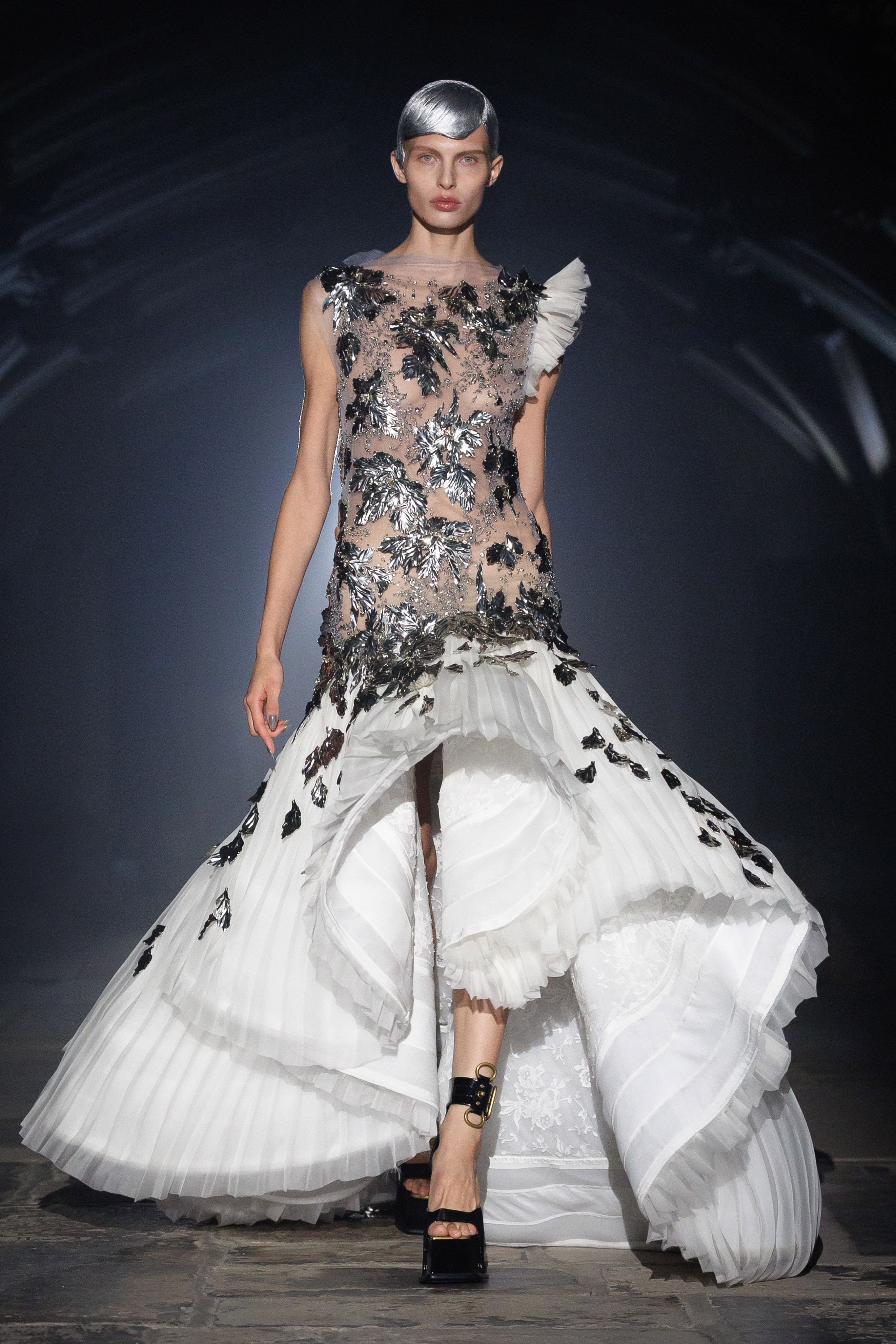 McQueen S/S 2027 金属花卉叶片缝制在透视薄纱与褶皱鱼尾裙摆上时装