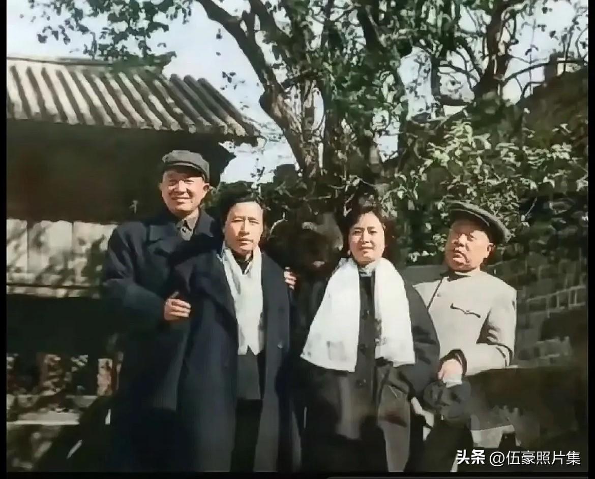 1961年1月，陈毅副总理（右一）与夫人张茜（右二）同副总理罗瑞卿（左一），以及