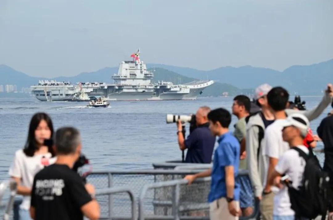 山东舰编队抵达香港，民众翘首以盼。香港人见到中国舰艇的机会可比内地人多太多了，就