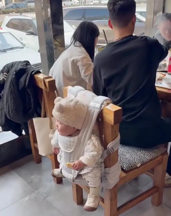 你能想象在热闹的饭店里，有这样一幕奇特场景吗？一家子正围坐吃饭，突然，爸爸做出了