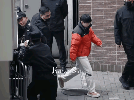 绝对不踩井盖的孙颖莎，倔强的莎姐莎莎今天在上海万宁国际参加汰渍见面会，阳光明媚，