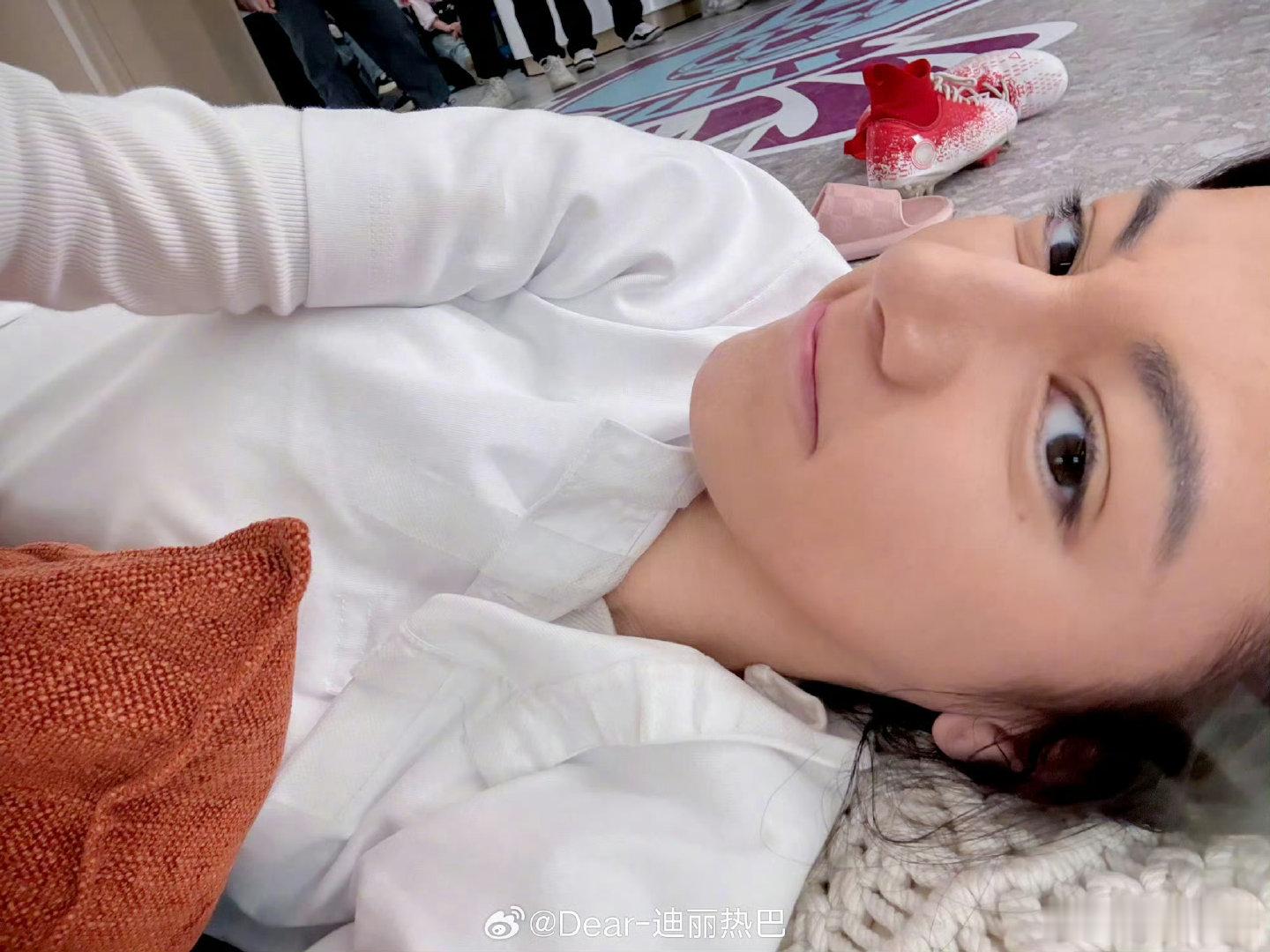 迪丽热巴记录功夫女足疲惫日常 高强度足球动作戏不停歇，休息时全员席地而睡，九宫格