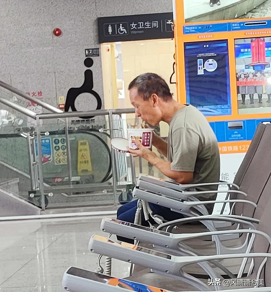 是哪个人才出的溲点子，让火车站不卖泡面，火车上不许吃方便面，我就想问问你让农民工
