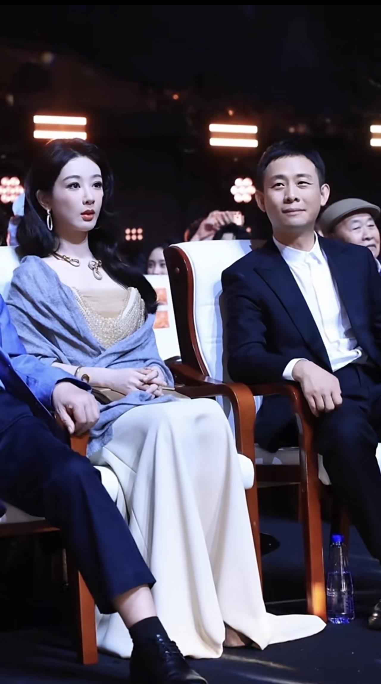 近日，杨紫与张译在百花奖坐在一起的画面，两位都是实力派演员，而且人很nice。