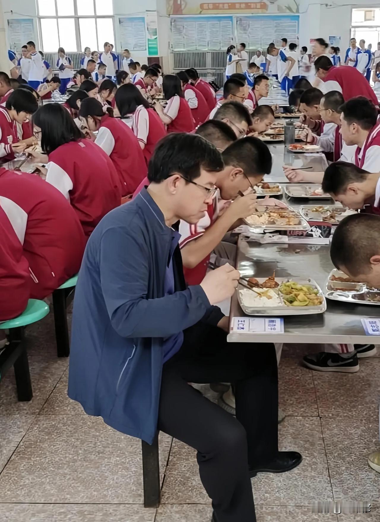 浙江立法要求学校负责人或教师必须陪餐，为全国做出了表率，其实还有一种简单有效的好