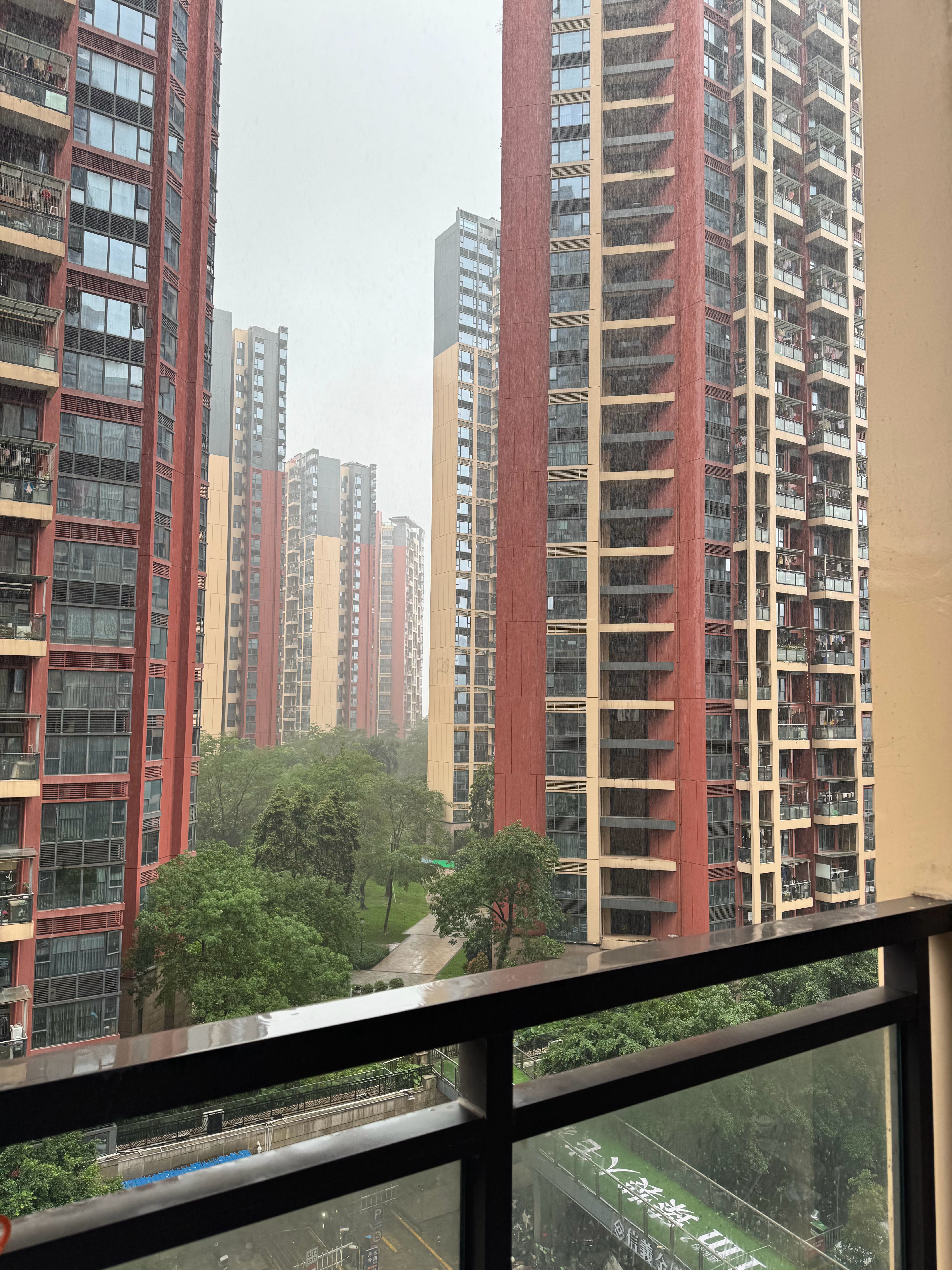 想去上班，但是下大雨，只能休息 ​​​