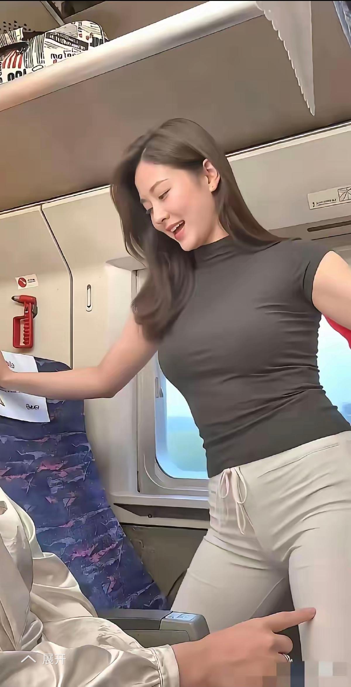 网友分享高铁上一个面容姣好、身材丰满、风姿绰约的女孩，你猜她多大？