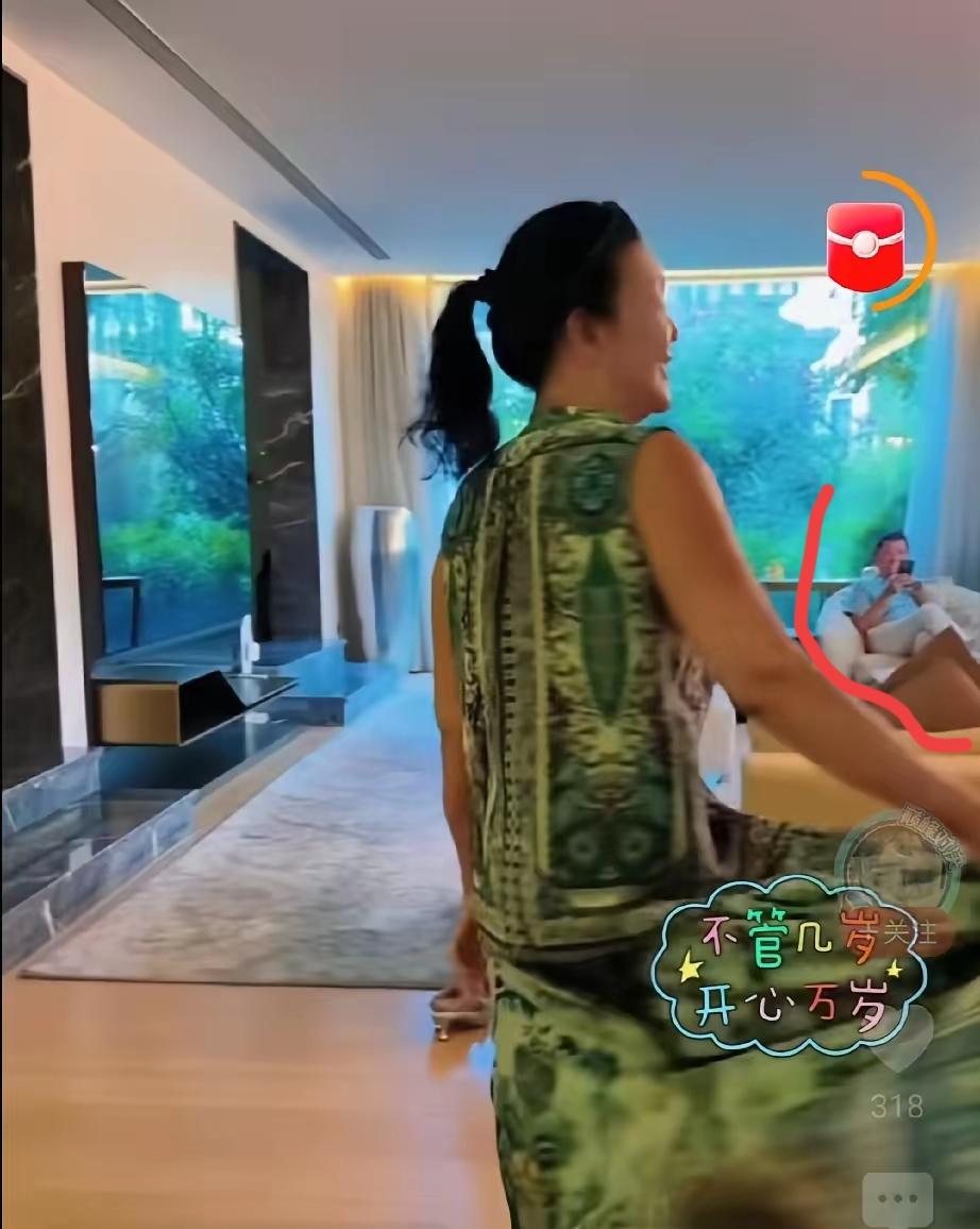 全网最幸福的男人:汪大爷。
把前妻和现任处成闺蜜的，只有汪大爷。

赵行长带着汪