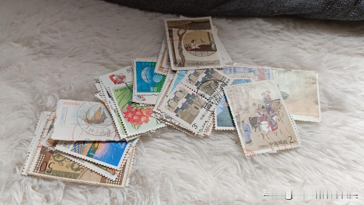 收拾东西的时候发现小时候收集的邮票。那时候最喜欢帮人家送信了，大部分时候可以得到
