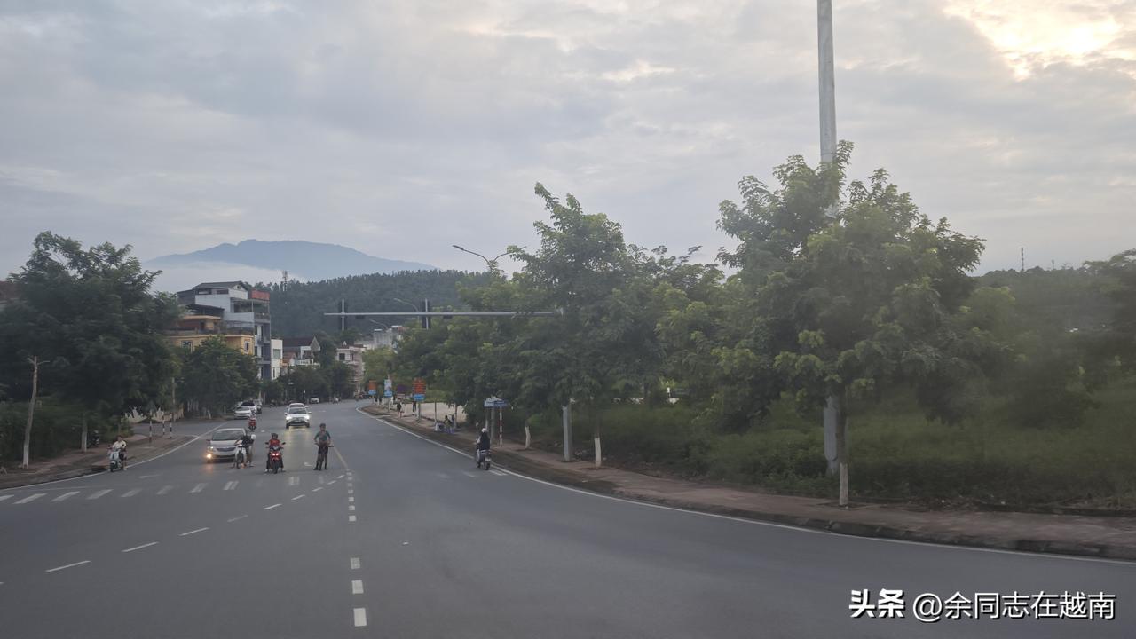 最近的越南的天气，变得非常奇怪，一边出太阳一边下雨和云南的天气很类似，不过温度总