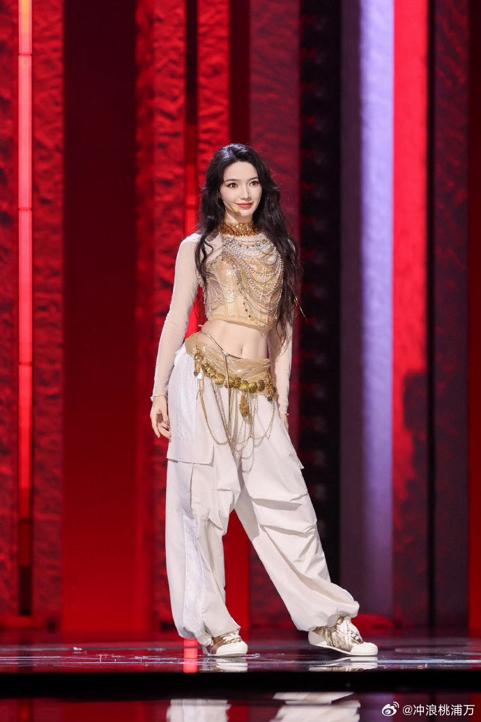 张月组已经开始暴汗排练了 张月组姐姐们的暴汗排练真给我看燃了，四位美萌姐姐每个人