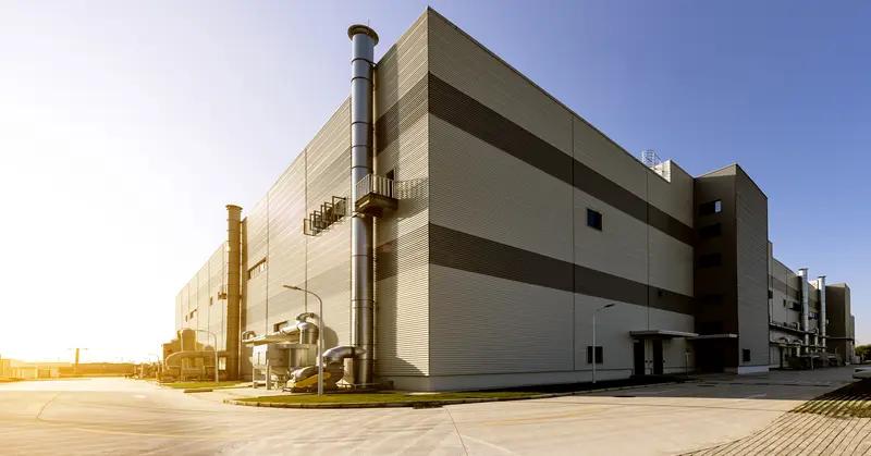 七年前中美的贸易额从以前每年8000亿美元，降到今年的3000多亿美元似乎对我国