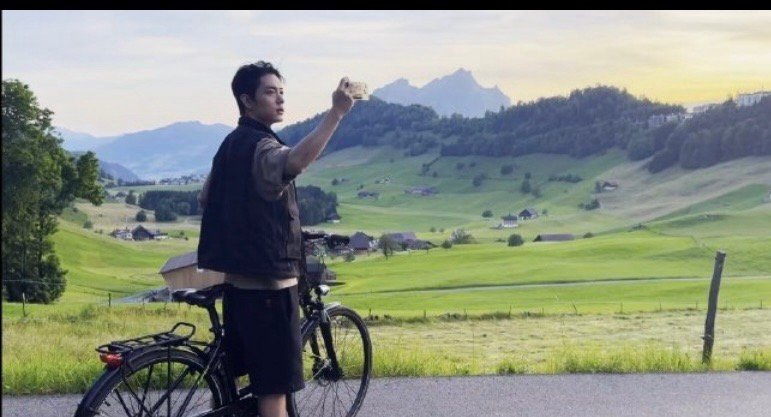 #肖战与动物趣事# 肖战撸猫撩鹅，还有和牛打招呼，他总与小动物亲密接触，是生活中