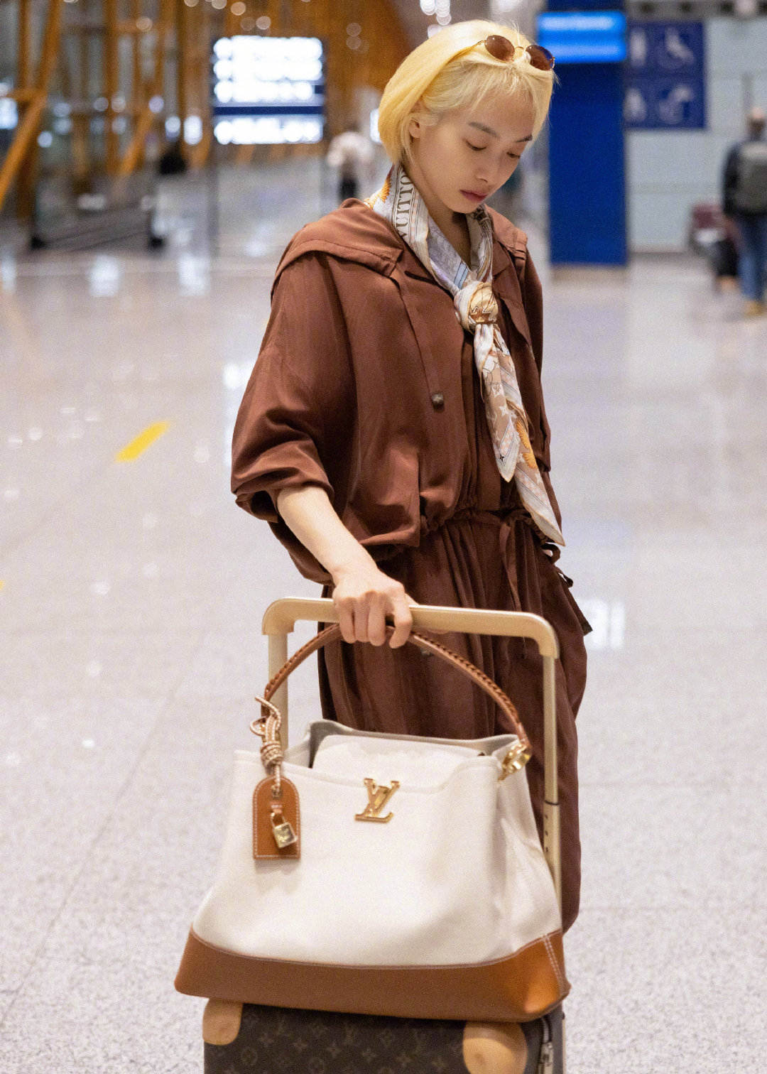 宋茜  启程前往摩洛哥，即将亮相新季LV高珠活动，利落金色短发，棕色系套装，系上