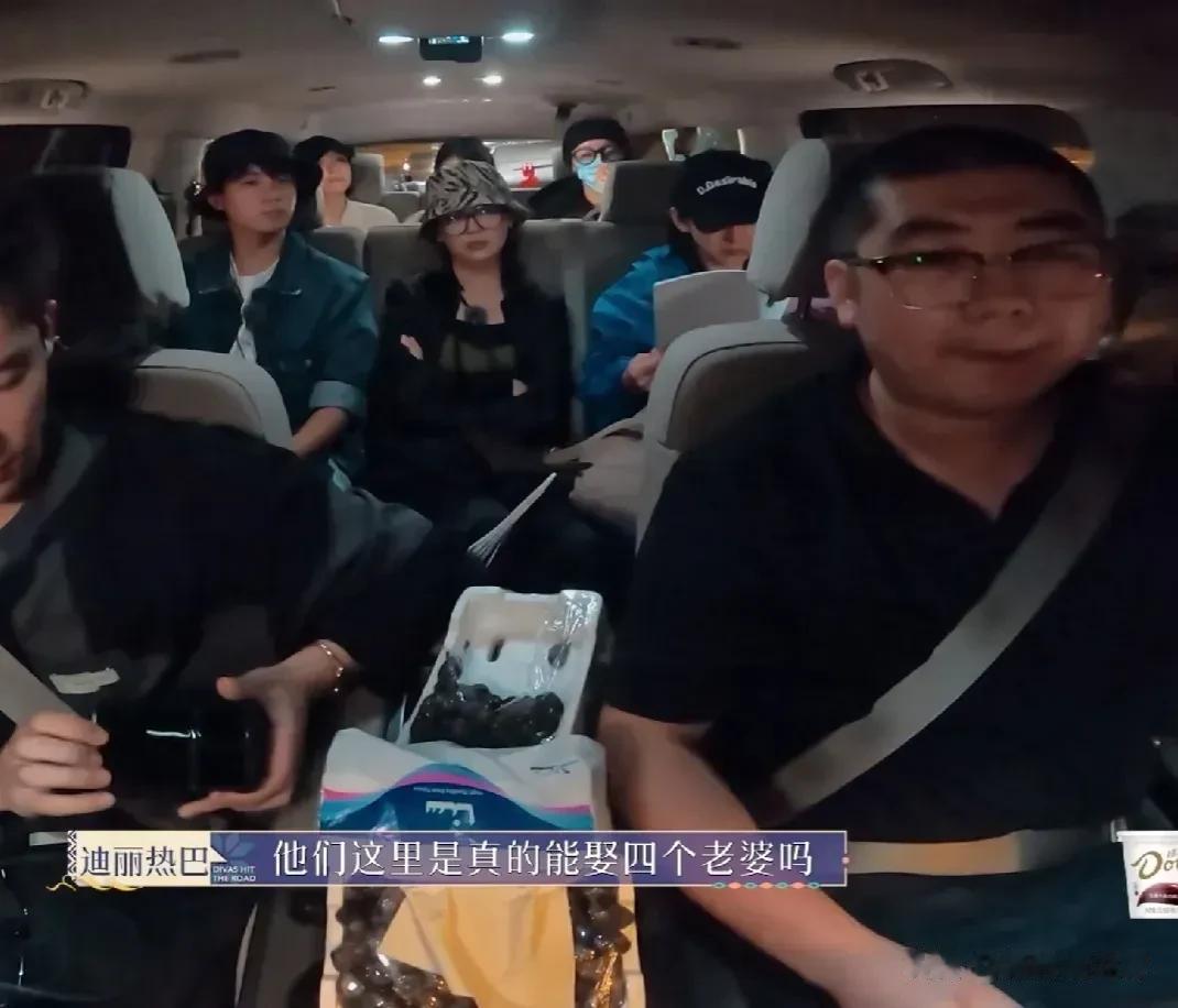 原来明星也和我们普通人一样爱八卦！

这不，多少人梦寐以求的女神迪丽热巴一到沙特