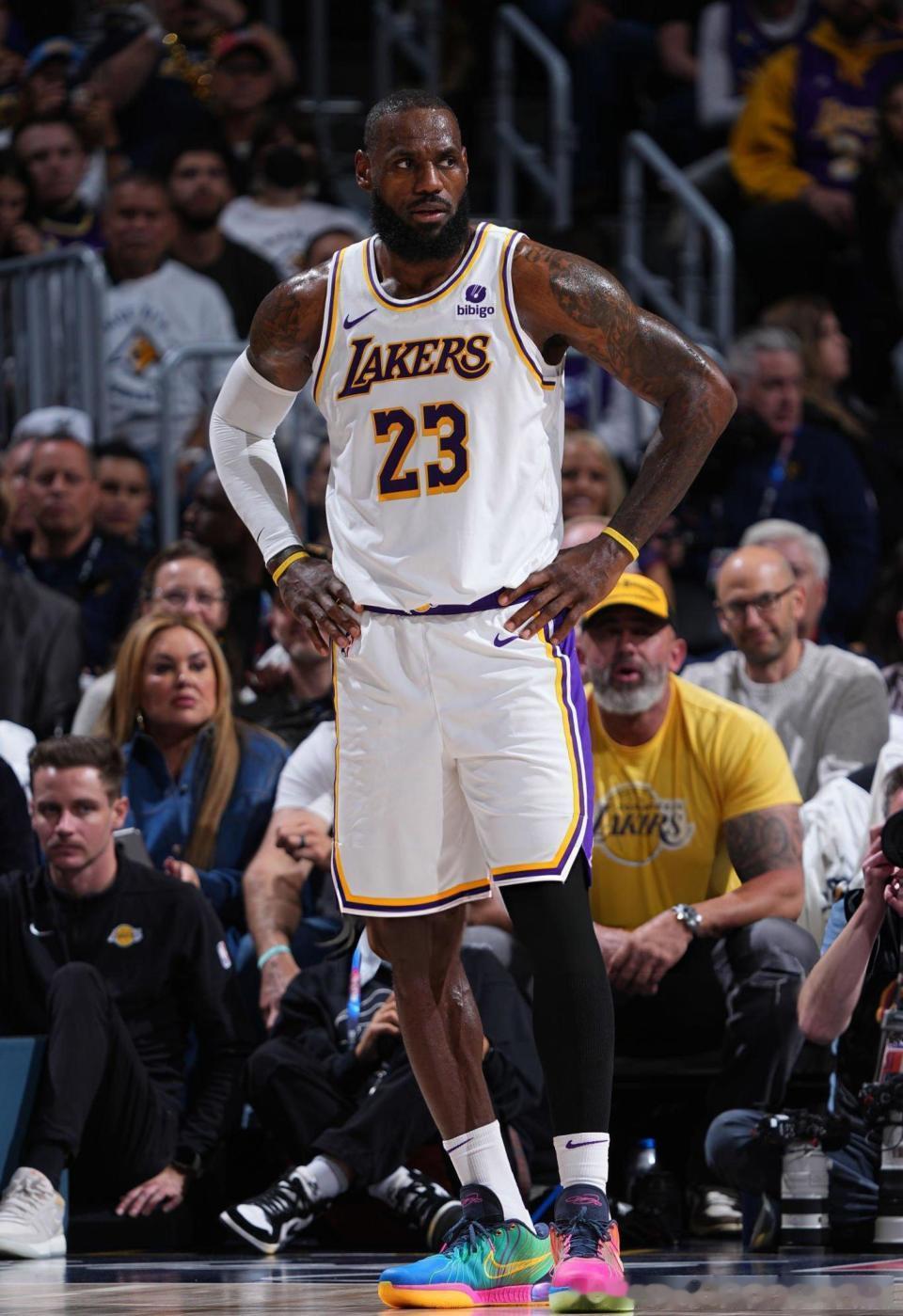 马刺七人上双以132比119淘汰赛湖人晋级四强米奇厉害，在缺少文班亚马的情况下，