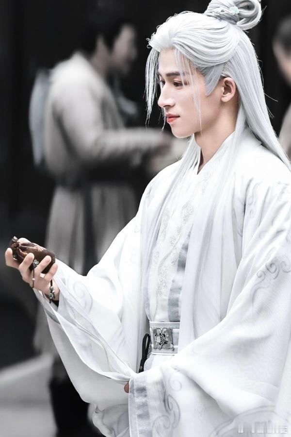 让王星越白发蒙眼的是天才 造型设计太天才！王星越白发蒙眼适配度 100%，清冷氛