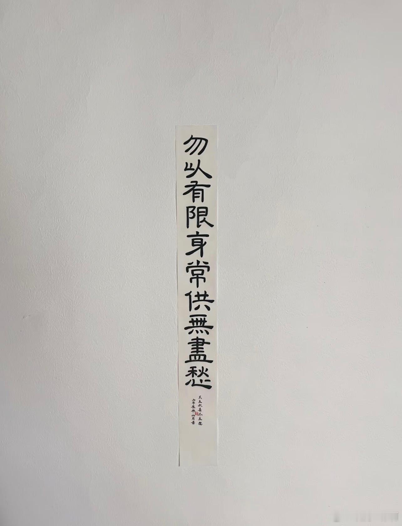 发现珍珠耳坠掉了一只，不知道什么时候在哪里不见的。几年前刚买不久就掉了一只，然后