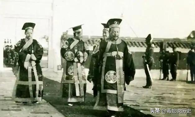 袁世凯死后，旧部纷纷避嫌，只有冷落多年的段祺瑞痛哭吊唁，令所有人大感意外，冯国璋