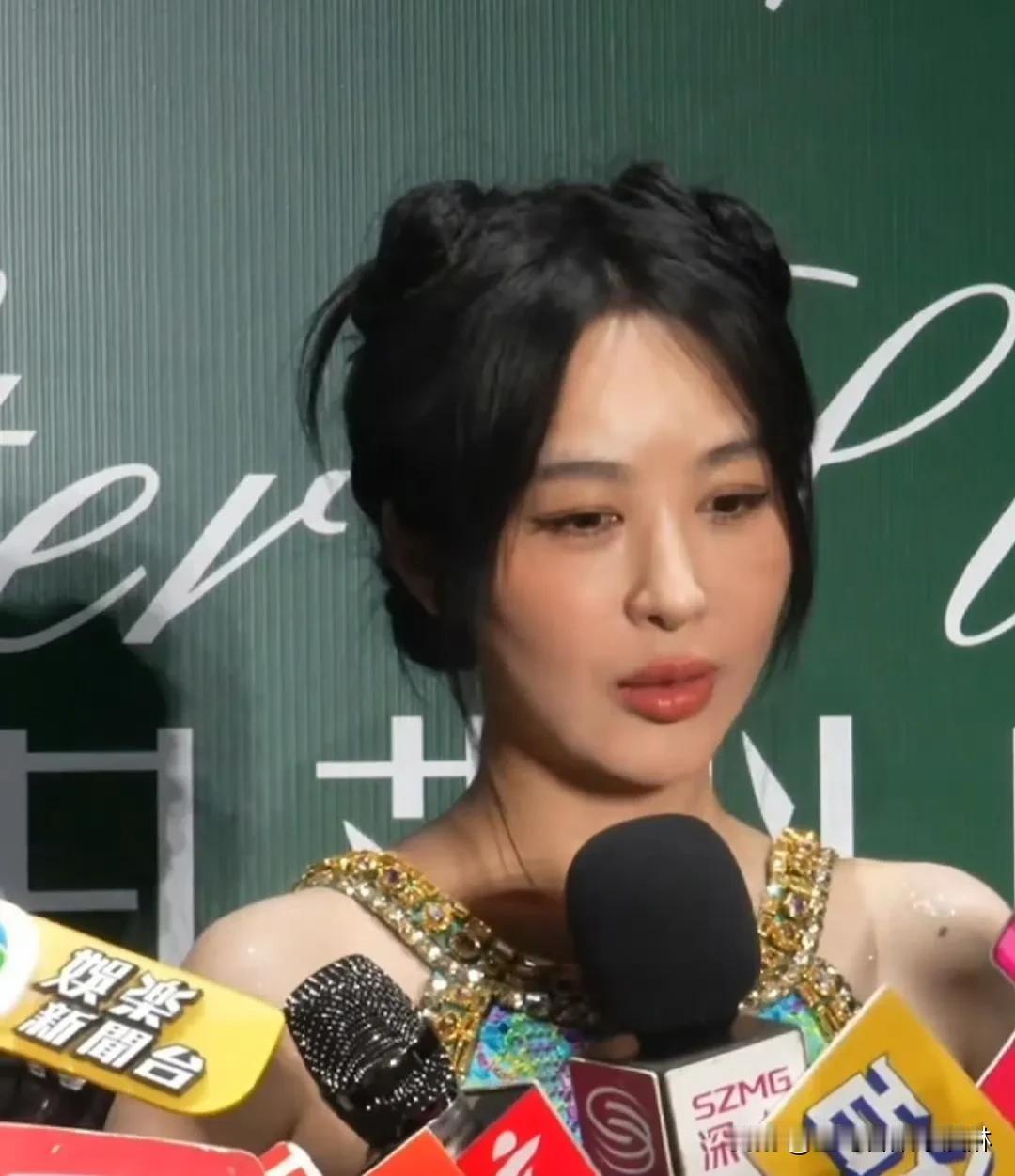 #李菲儿采访被问对叶珂有什么看法#
李菲儿是黄晓明的前女友之一，当初她和黄晓明分