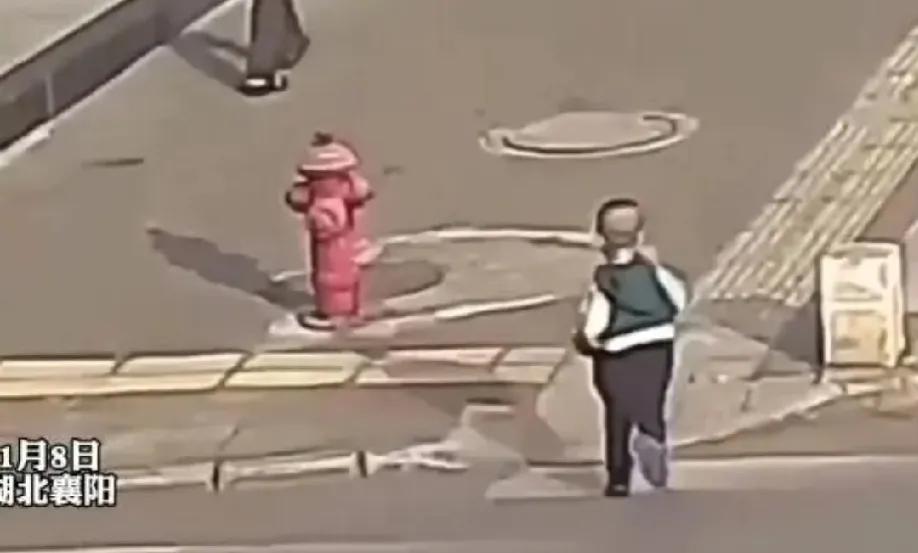 湖北襄阳，一位妈妈看到儿子嘴里含着一枚戒指，以为是个小玩具，随手就扔掉了。不料，