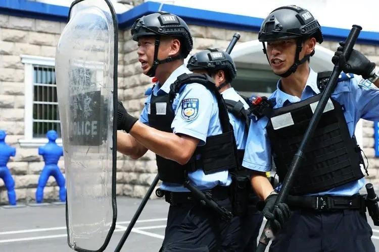 干辅警的风险‌取决于具体岗位！

一线执勤岗位存在明确的‌人身安全风险‌，而内勤