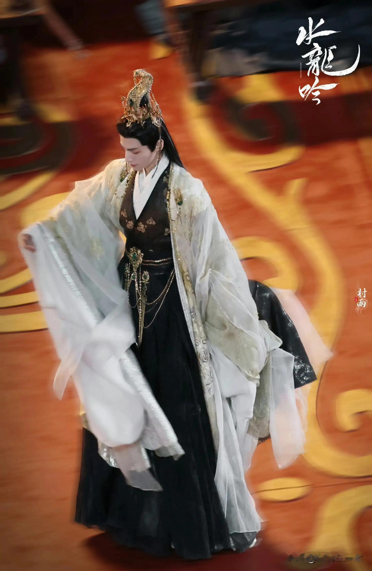 罗云熙新剧《水龙吟》饭 拍路透释出，黑金锦袍造型华贵不凡！

近日，罗云熙拍摄的