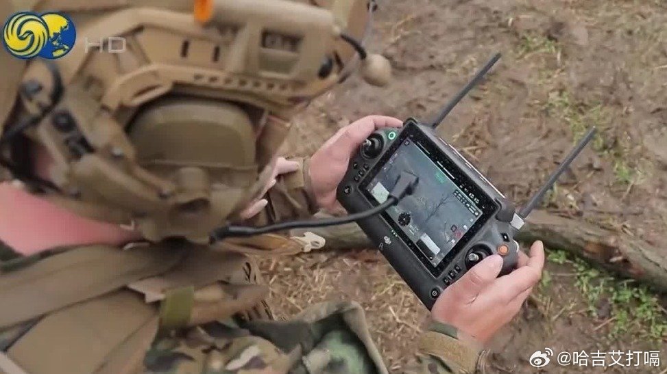 凤凰新闻【俄乌前线兵力捉襟见肘：乌军有连队仅30余人】3月25日是俄乌战争的第1